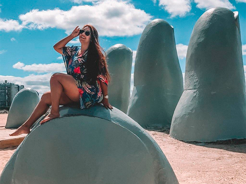 5 dicas para evitar pontos turísticos lotados e tirar as melhores fotos dicas de viagem viagens turismo fotografia roteiro de viagem uruguai punta del este monumento la mano los dedos blog não é berlim naoeberlim stephanie vasques