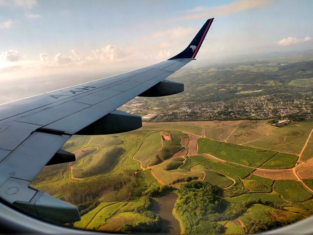 vista da janela do avião durante uma viagem