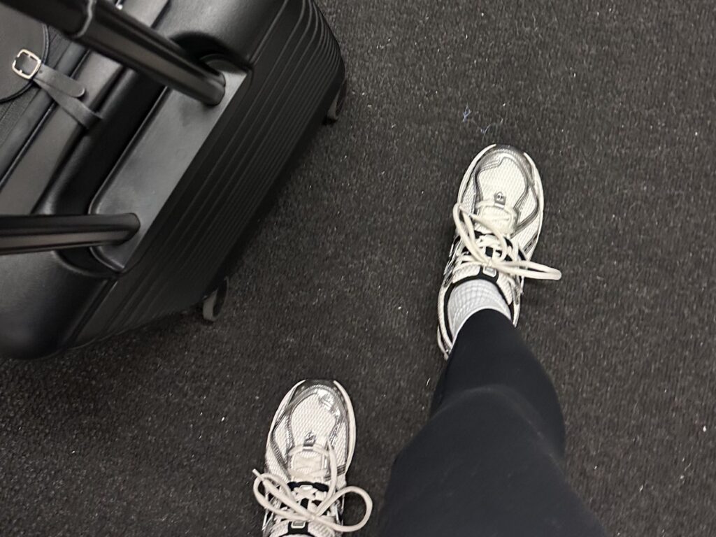 visão dos pés caminhando com mala bagagem viagem