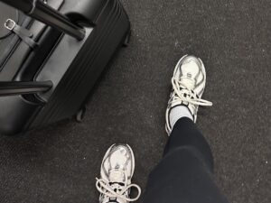 visão dos pés caminhando com mala bagagem viagem
