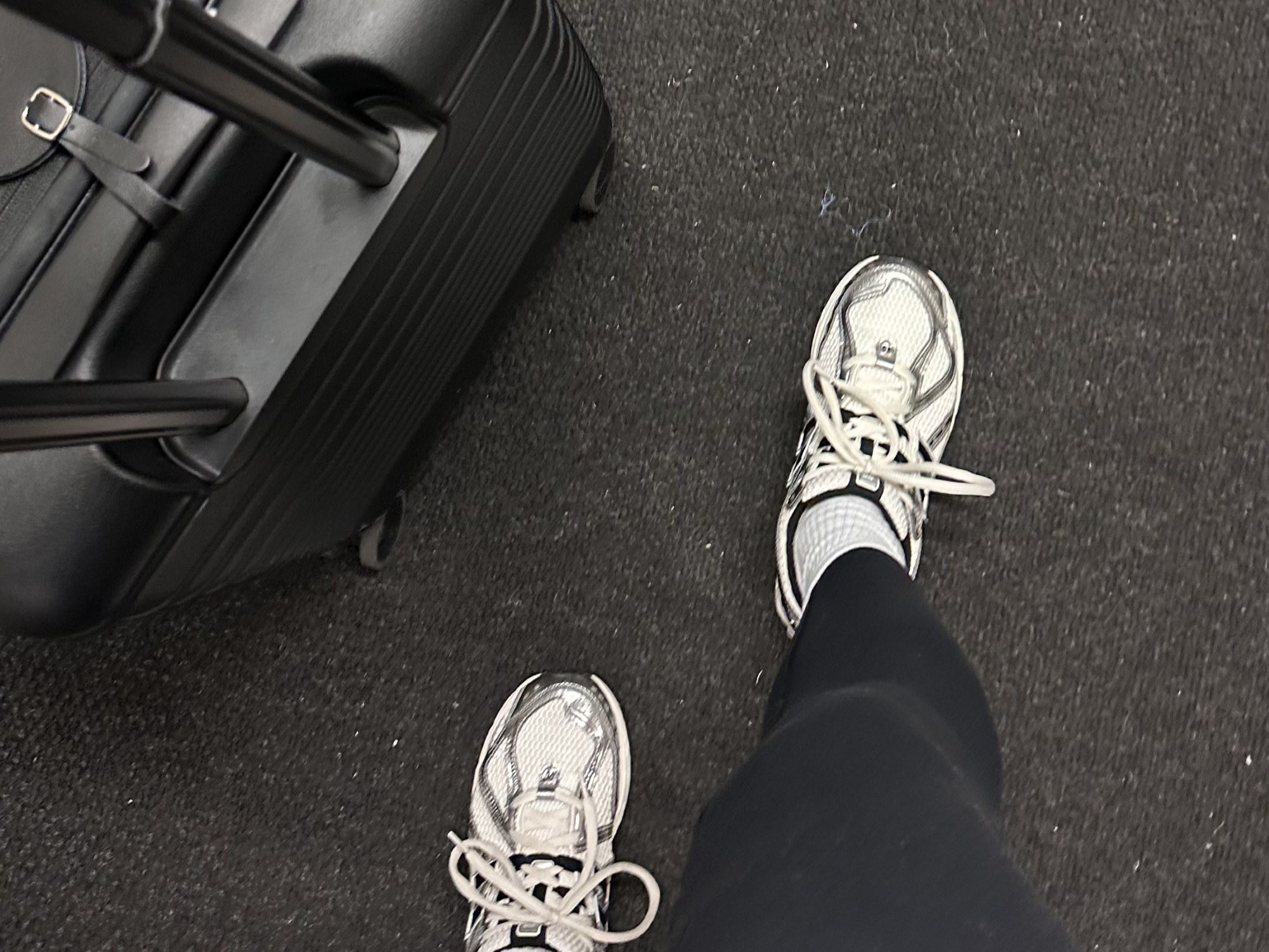 visão dos pés caminhando com mala bagagem viagem