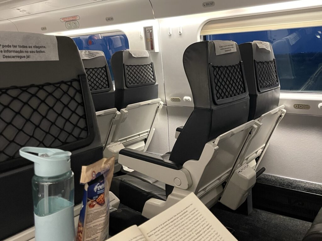 interior de um trem durante viagem com itens e acessórios do viajante